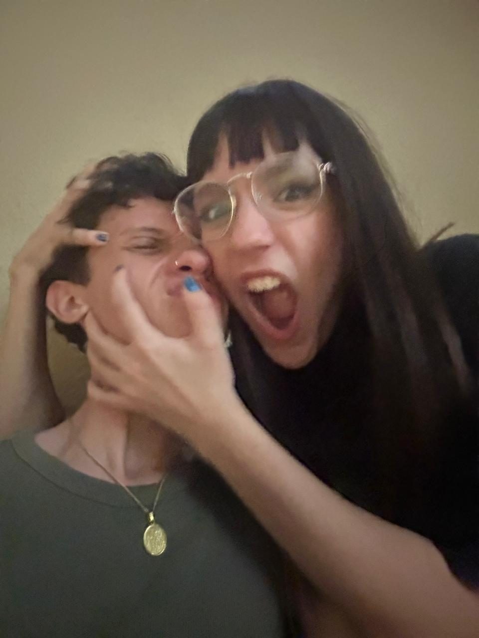 Felipe e Beatriz de perto, brincando